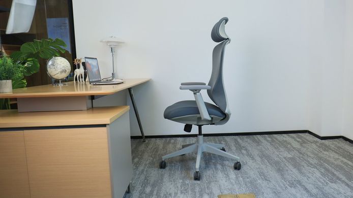 Крісло поворотне MAGNUS LUX Intarsio Сіра танина/чорний каркас жива фотографія